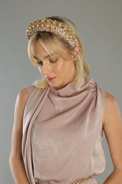 Morgan & Taylor Zelda Headband Gold – Model wearing side profile